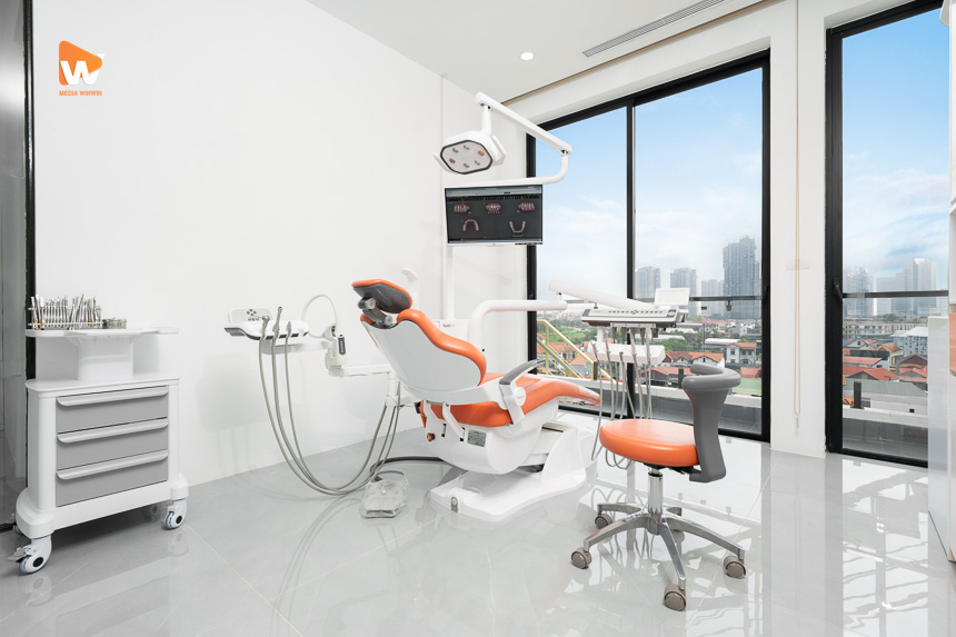 Phòng điều trị ghế cam và xe đẩy dụng cụ tại nha khoa Dr. Thùy Nga